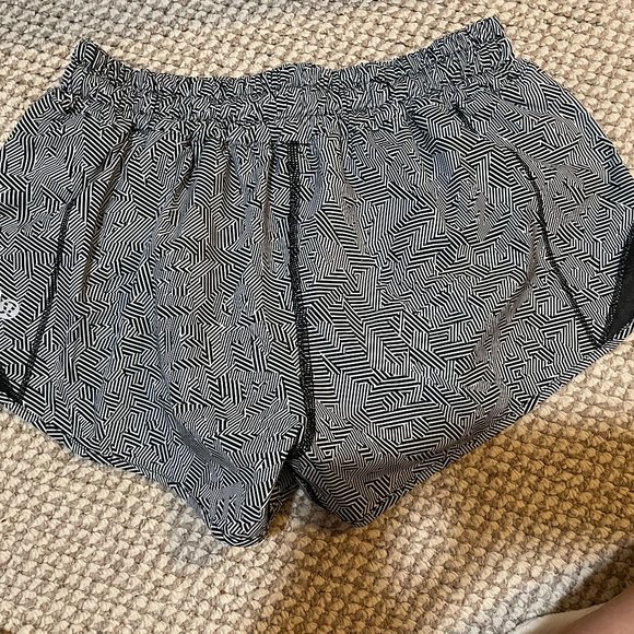 COPY - Lululemon Hotty Hot Shorts Seawheeze 2020 - Picture 2 of 4
